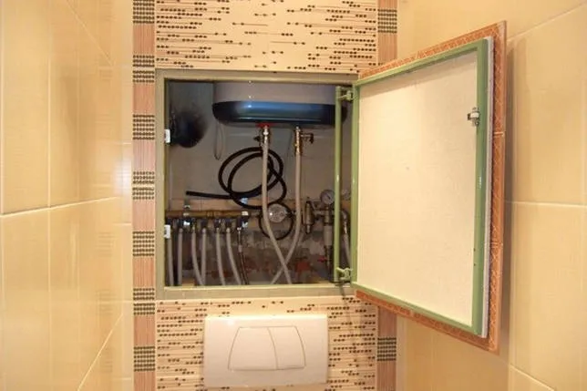 Сантехническая дверь в туалет за унитазом