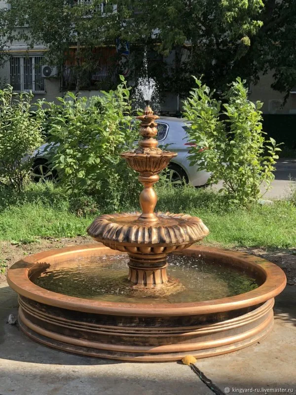 Фонтан в саду