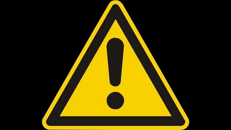 В качестве предупреждающего знака используется треугольник желтого цвета с черной каймою по контуру