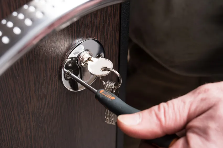 После установки замка в металлическую дверь важно проверить, как работает устройство