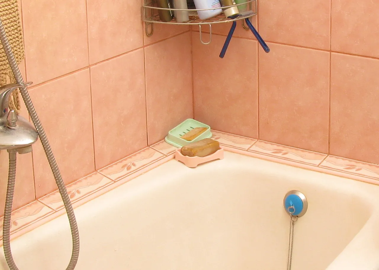 Установка плинтуса или бортика в ванной, цена 40 руб., заказать в Минске — Deal.by (ID#92736285)