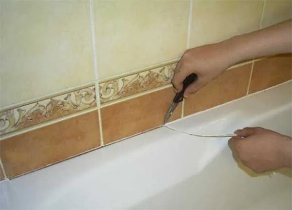 Зазор между ванной и стеной как убрать