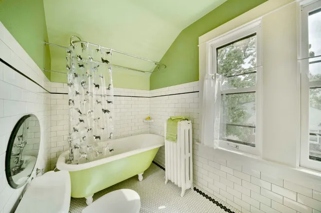 Покраска стен ванной и декор