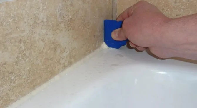 Процесс герметизации ванны от стены