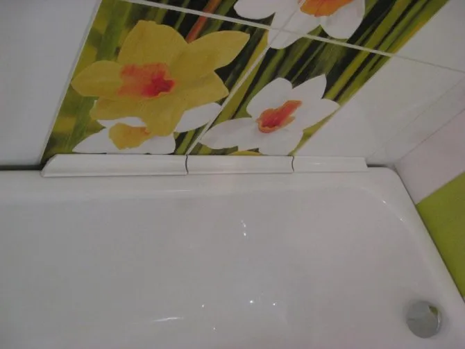 Стык между ванной и стеной обрабатывается силиконом